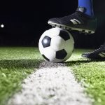 pallone da calcio sulla linea bianca del campo