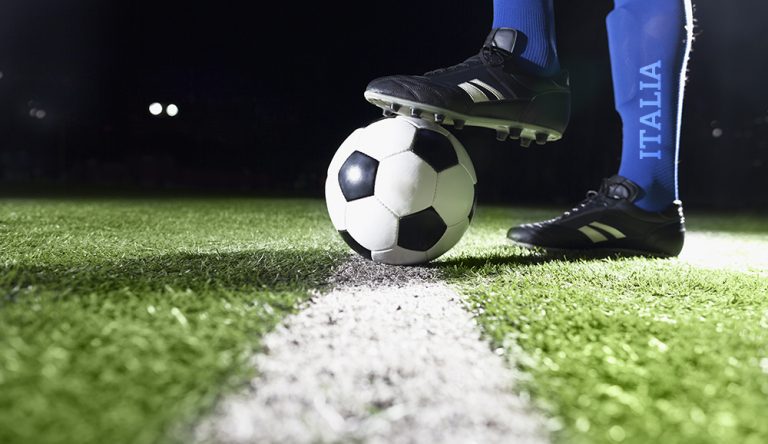 pallone da calcio sulla linea bianca del campo