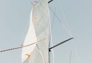 Imbarcazione a vela pronta per la Coppa America