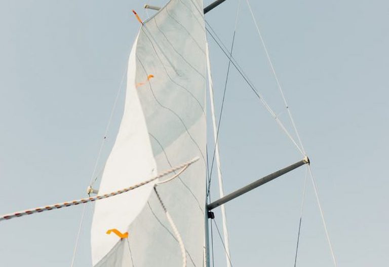 Imbarcazione a vela pronta per la Coppa America