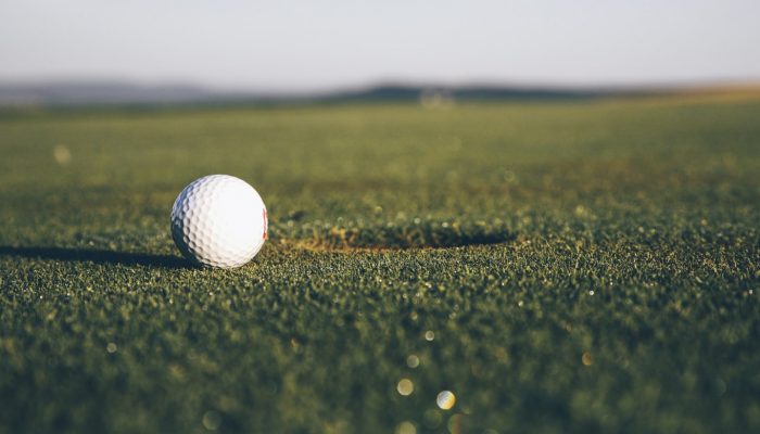 Pallina Bianca vicino la buca in Campo da Golf