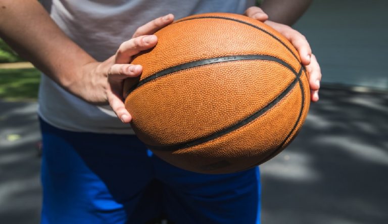 giocatore con balla da basket tra le mani
