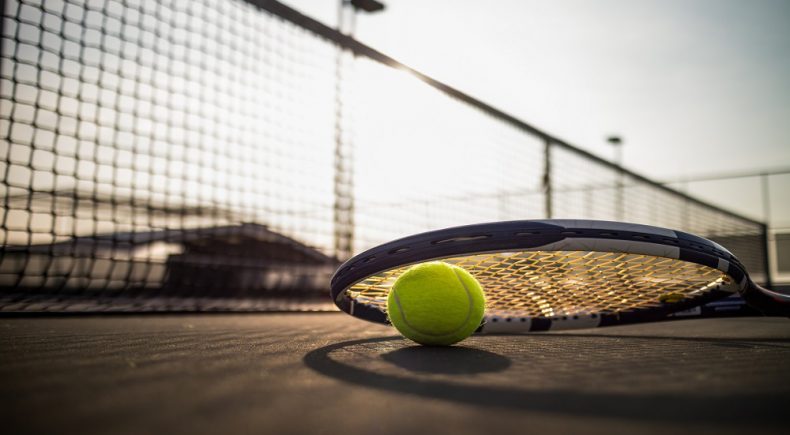 racchetta sopra palla da tennis