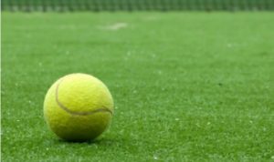 palla da tennis su campetto