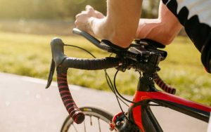 ciclista su bici rossa e nera