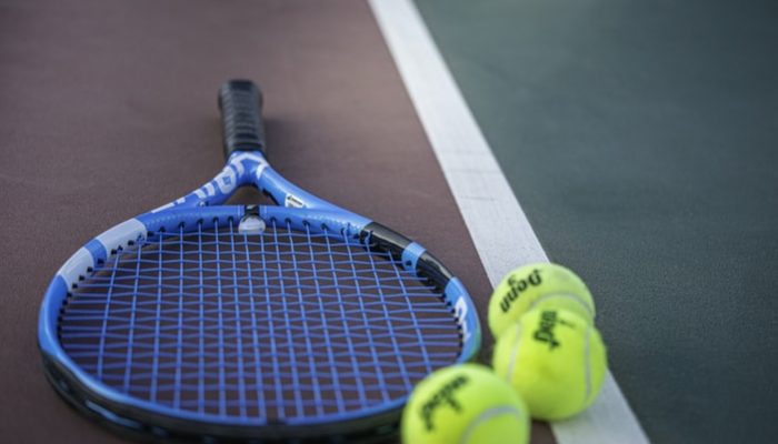 racchetta e palle da tennis