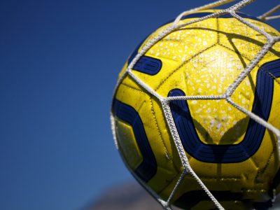 pallone da calcio con dettagli blu in rete