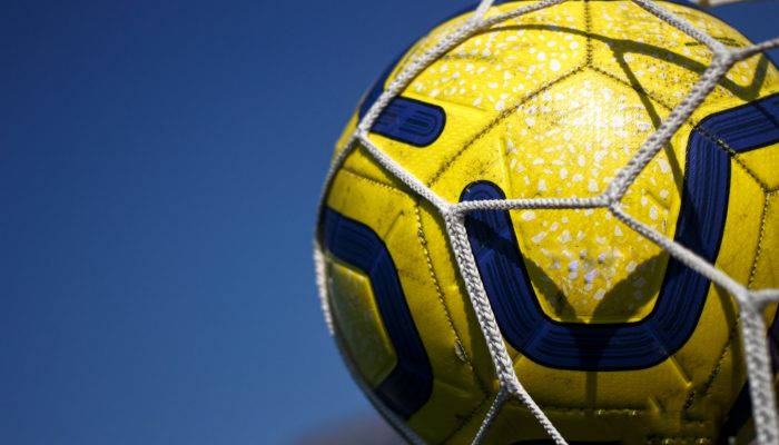 pallone da calcio con dettagli blu in rete