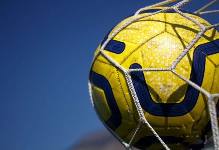 Pallone giallo in rete