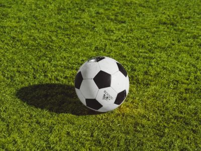 pallone da calcio con ombra su campo