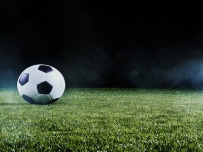 Pallone da Calcio Bianco e Nero con sfondo scuro