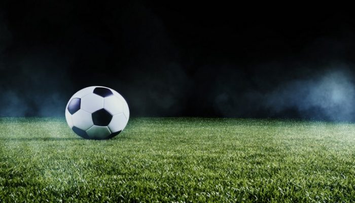 Pallone da Calcio Bianco e Nero con sfondo scuro