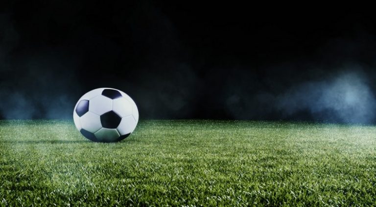 Pallone da Calcio Bianco e Nero con sfondo scuro