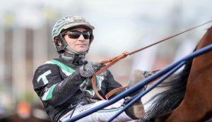 Persona che va Trotto su cavallo da corsa