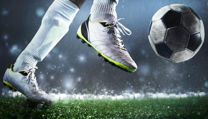 dribbling calciatore con palla al piede